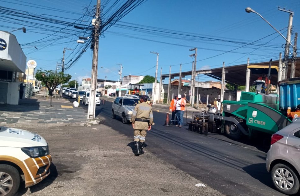 MEIA PISTA Desembargador Maynard e a rua Porto da Folha / Foto: SMTT