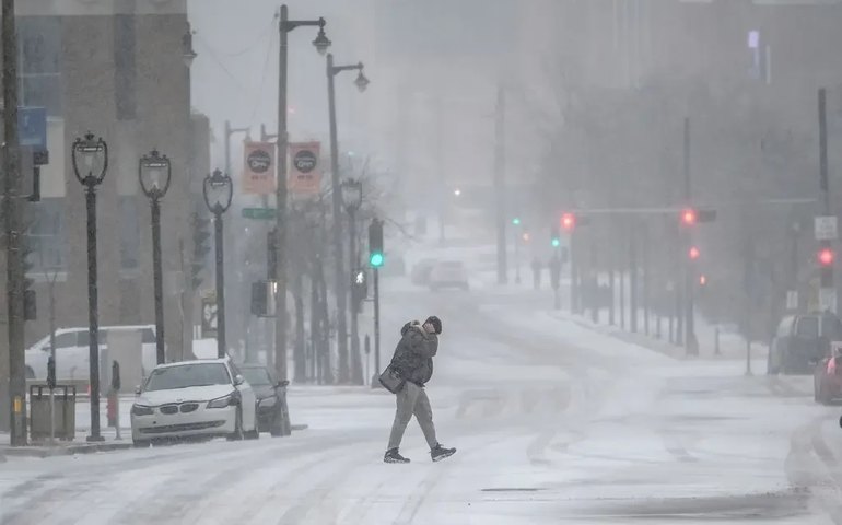 Tempestade de inverno que pode ‘congelar pessoas em minutos’ atinge EUA