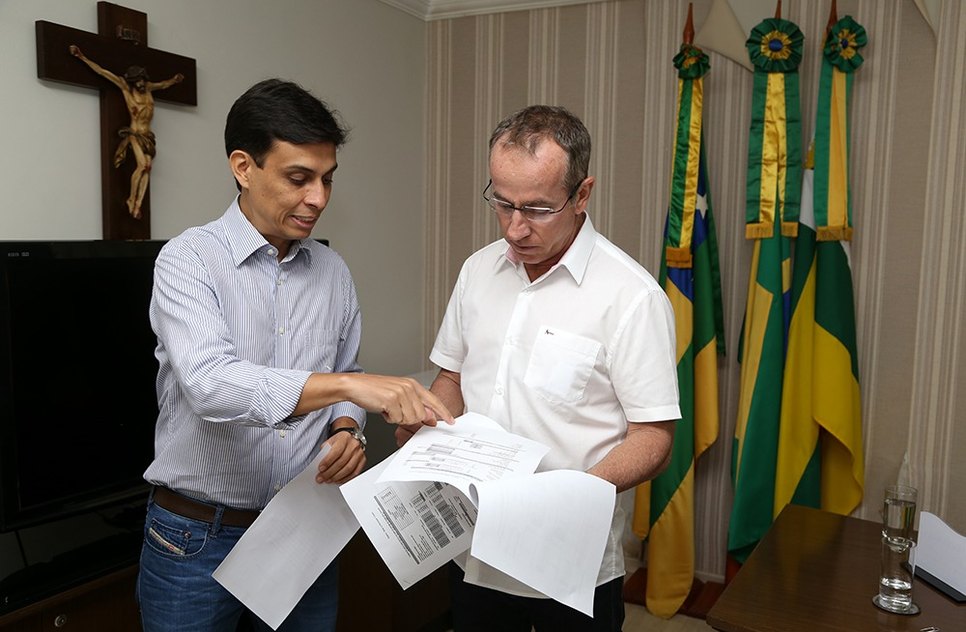 Entrega de planilha da tarifa de ônibus / Foto: Marco Vieira/PMA