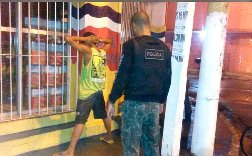 Jovem é preso com droga no Centro de Maceió