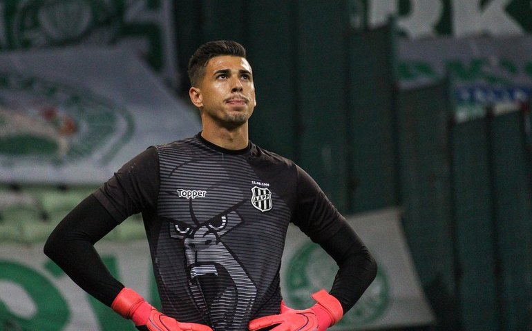 Ivan, goleiro da Ponte Preta, passa por cirurgia no punho: ‘Sucesso’