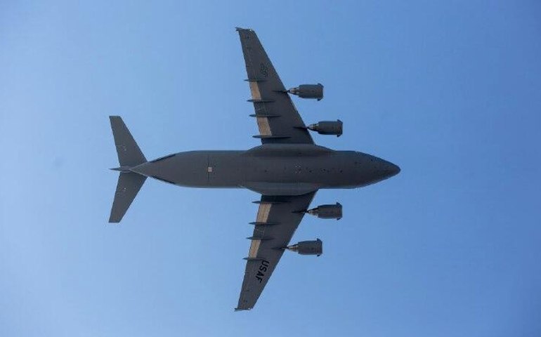 Aviões de transporte militar dos EUA seguem em direção à capital da Jordânia