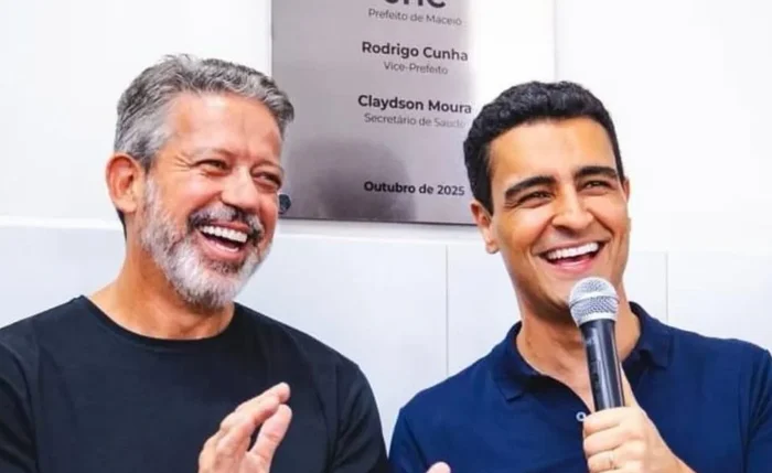 O deputado federal Arthur Lira e o prefeito JHC: sorrisos diante das câmeras