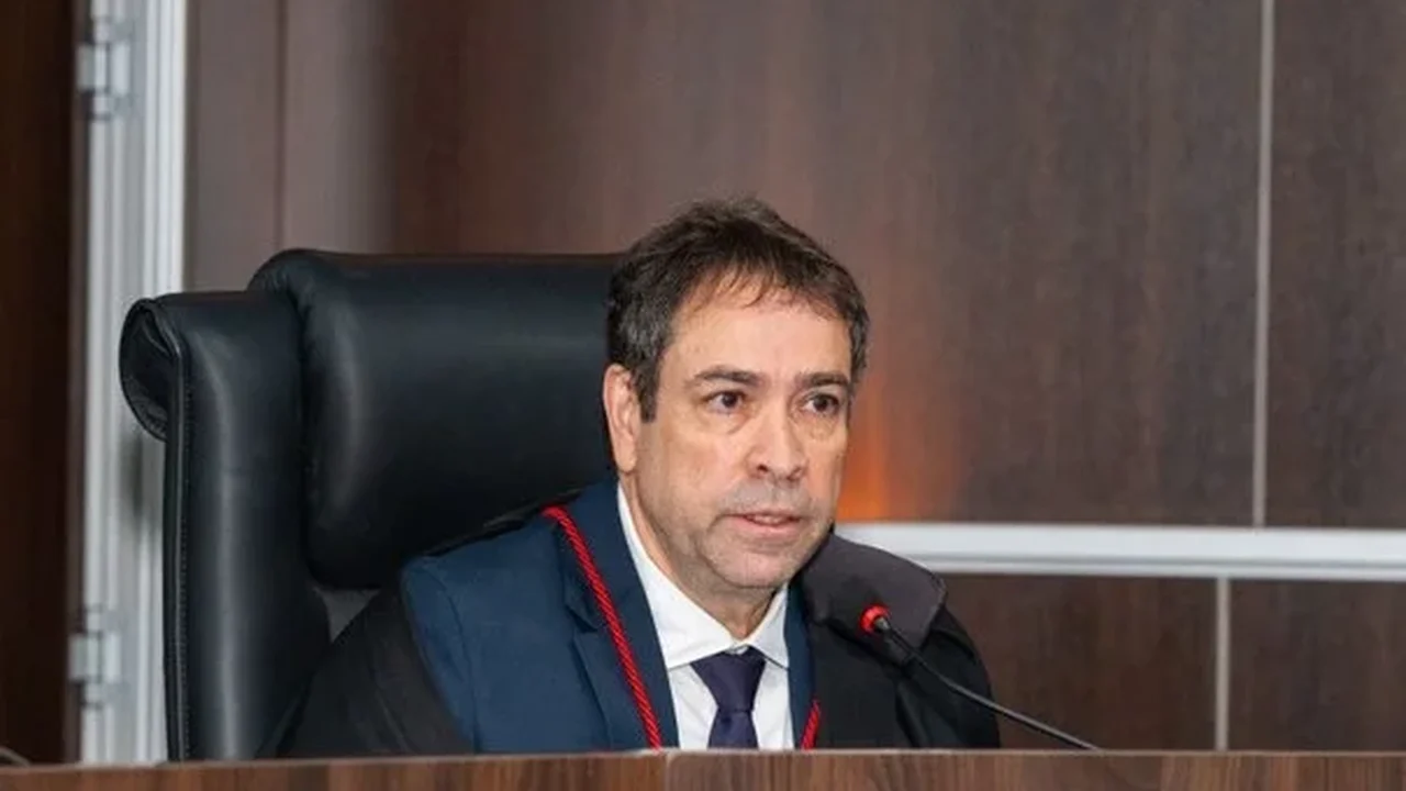 TRE/AL afirma controlar uso de IA, mas decisão de Leo Denisson que censura vídeo do senador Renan expõe trecho na liminar e que não houve revisão humana