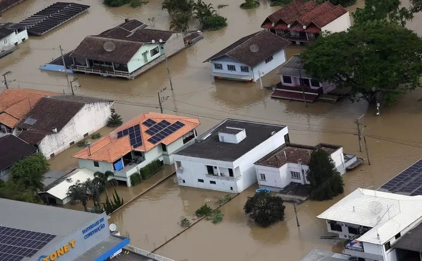 Milhares protestam contra governo regional conservador após inundações