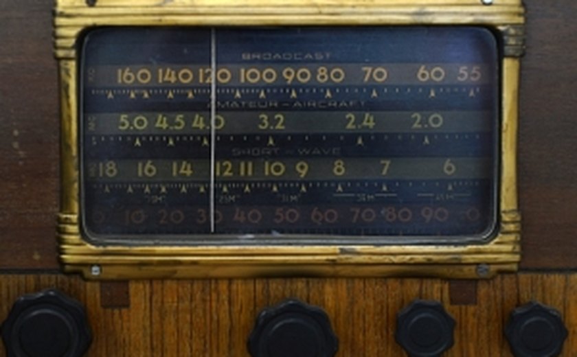 Rádios poderão operar em AM e FM por cinco anos