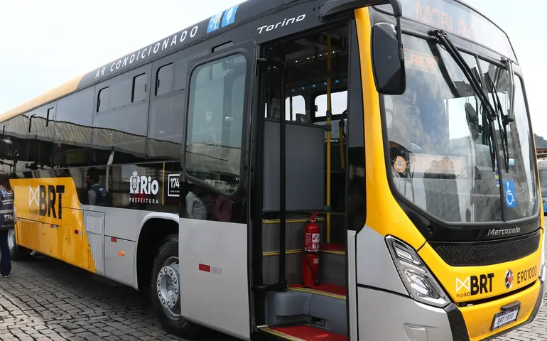 Acidente com BRT deixa 64 feridos no Rio de Janeiro