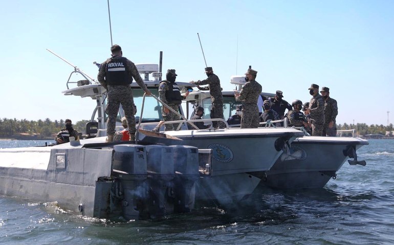 El Salvador apreende mais de uma tonelada de cocaína e armas de guerra em alto mar