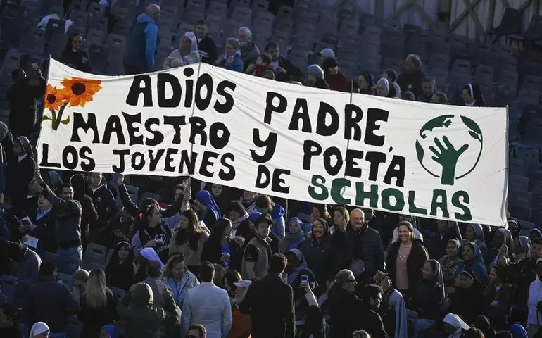 Jovens lotaram Vaticano e exaltam avanços do papa Francisco