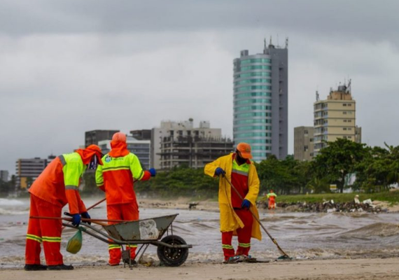 De janeiro a outubro, garis retiraram mais de 7.900 toneladas de lixo da orla marítima