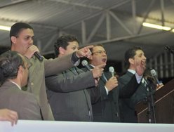 Quarteto Gileade louvando a Deus