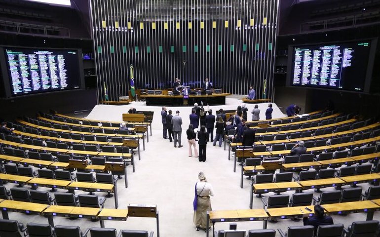 Deputados analisam projeto que aumenta pena para abandono de idoso ou pessoa com deficiência; acompanhe