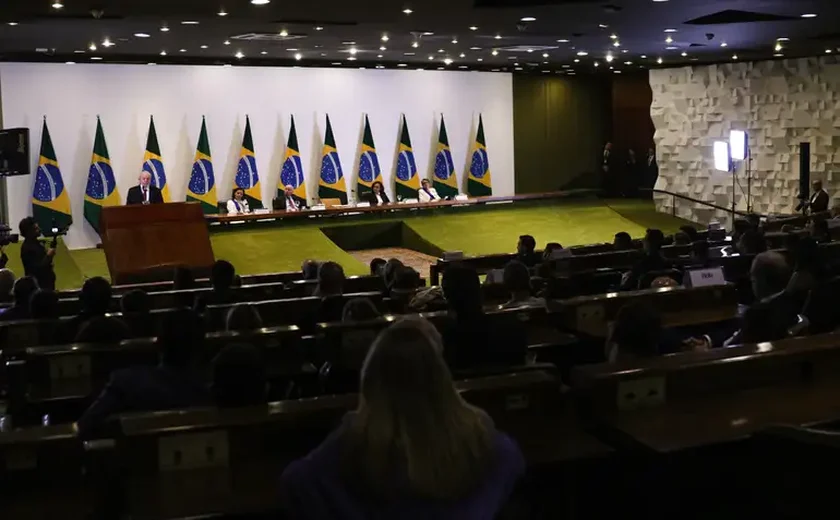 Aluna viraliza nas redes depois de se formar sozinha na faculdade