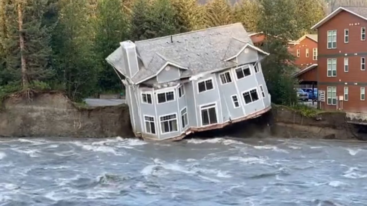 Derretimento de geleira no Alasca faz com que casa caia em rio e seja levada pela correnteza