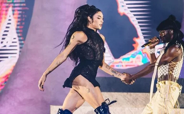 Lollapalloza 2023: sem show, Pabllo Vittar soma participações no palco de outros artistas