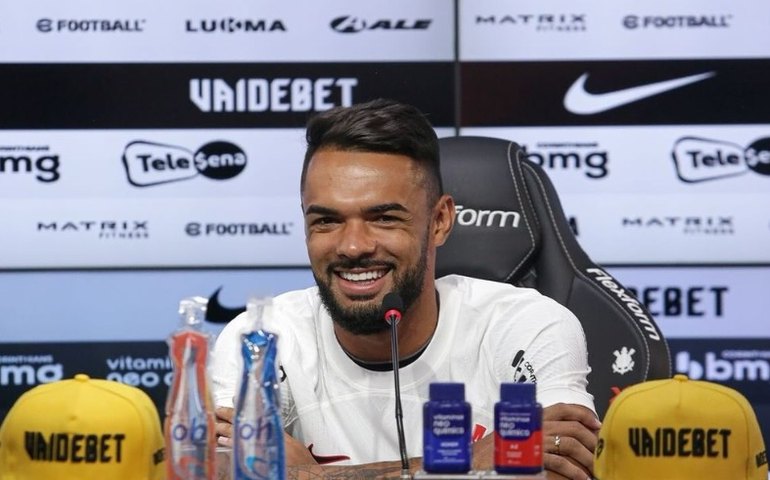 Raniele é apresentado no Corinthians e diz se inspirar em Casemiro e Ralf: 'muita raça'