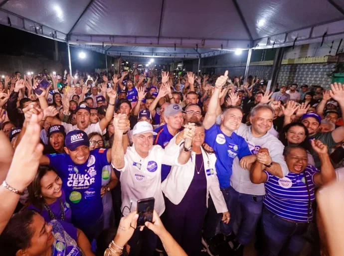 Em manifestação política de Palmeira, população dita propostas e Renan Filho garante: 'Pode me cobrar'