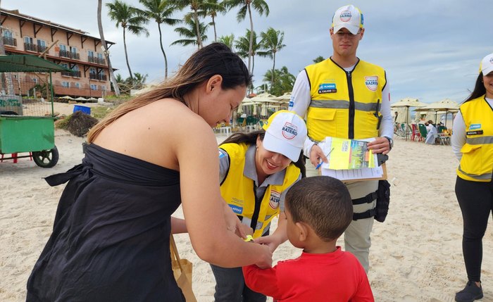 Polícia iniciou a distribuição de pulseirinhas de identificação para crianças que frequentam as praias do Francês e de Maceió Polícia iniciou a distribuição de pulseirinhas de identificação para crianças que frequentam as praias do Francês e de Maceió