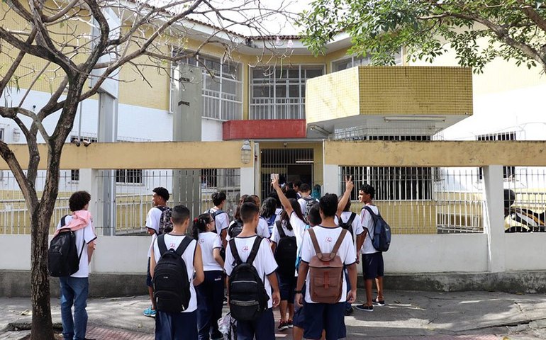 Vetado fornecimento obrigatório de uniforme escolar na educação básica