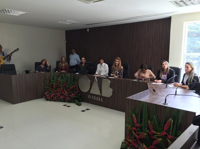 Debate sobre os 10 anos da Lei Maria da Penha lota sala do conselho da OAB/AL