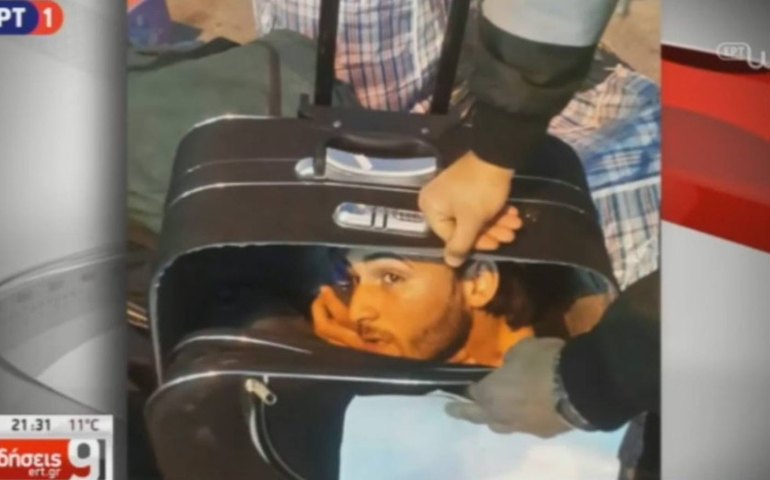 Refugiado tenta embarcar para Atenas, na Grécia, dentro de mala