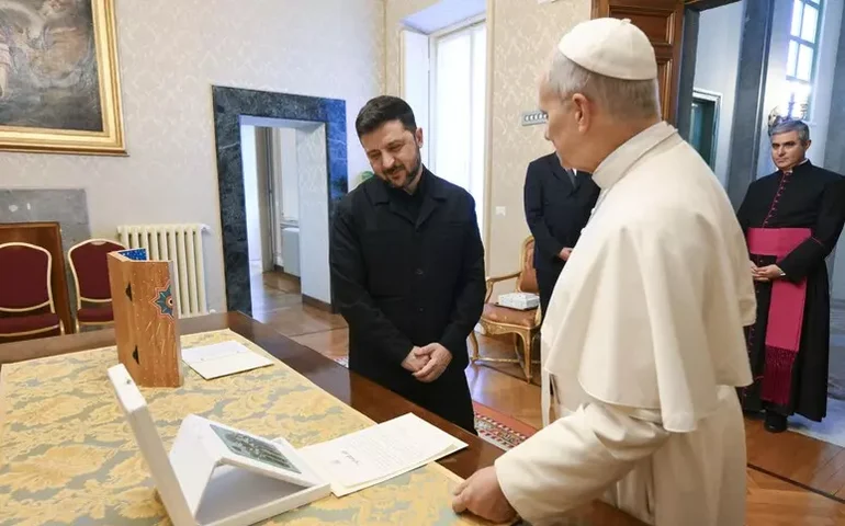 Zelensky convida papa Leão XIV para visitar Ucrânia