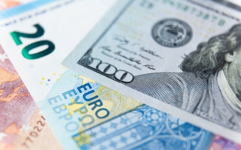 Libra e euro avançam sobre dólar, com feriado nos EUA e de olho em BCs
