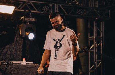 Refrãos: Vitor Pirralho lança álbum experimental que transforma rascunhos musicais em obra final e propõe reflexão sobre a cultura da pressa