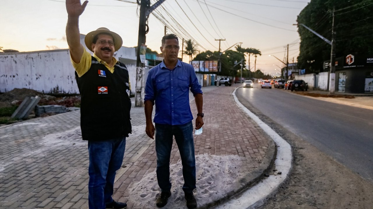 Prefeito Gilberto Gonçalves vistoria avanço de obra na principal avenida de Rio Largo