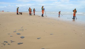 LIMPEZA DE PRAIA ÓLEO / Foto: Felipe Goettenauer
