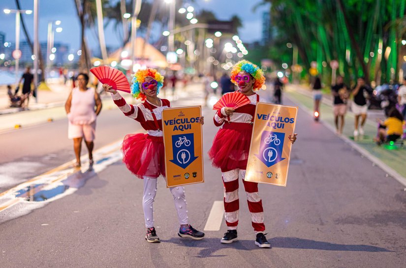 Prefeitura leva ação educativa à Orla Aberta sobre o uso de faixas na Ponta Verde