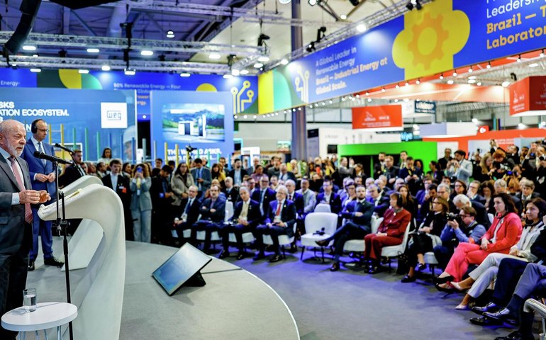 'O mundo precisa de diálogo, não de guerra', diz Lula em declaração na Alemanha