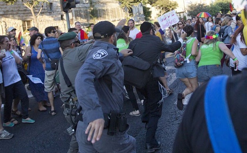 Homem esfaqueia participantes de Parada Gay em Jerusalém
