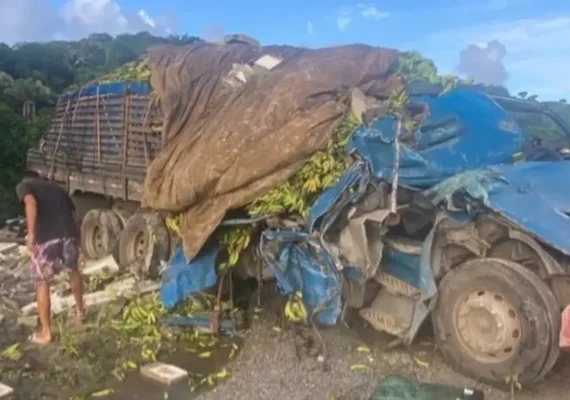 Caminhão tomba após colisão na BR-316 e deixa trânsito lento em Pilar