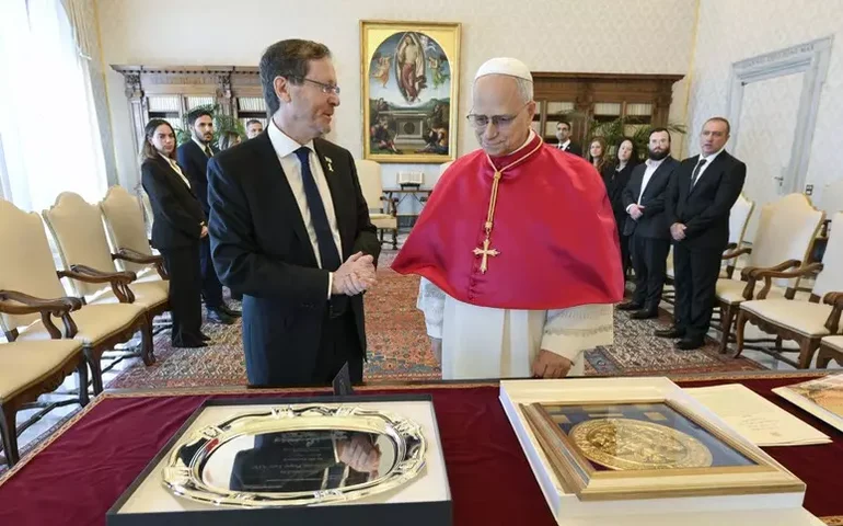 Papa recebe presidente de Israel para discutir guerra em Gaza