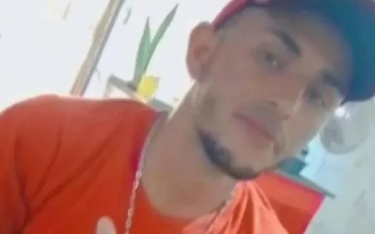 Pai e filho menor morrem em colisão entre carro e motocicleta em Arapiraca