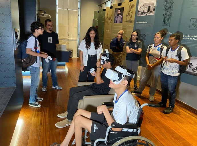 Estudantes exploram tecnologia e história em visita ao CCM do TJAL
