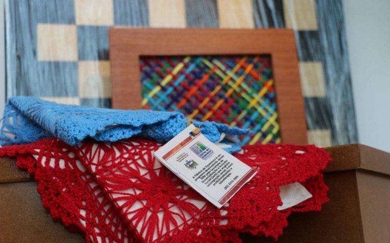 Peças produzidas por reeducandas estão à venda na orla de Maceió