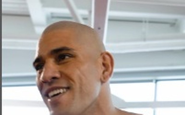 Poatan deixa rival desnorteado com nocaute incrível no UFC 303 e mantém cinturão