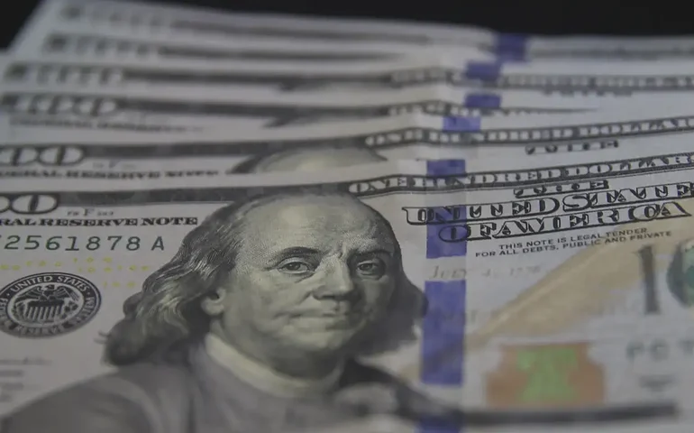 Dólar sobe com ata do Copom e negociações entre EUA e Irã no radar