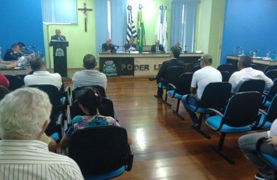 Vereadores cassam mandato de vereador que mandou 'nudes' do banheiro da Câmara