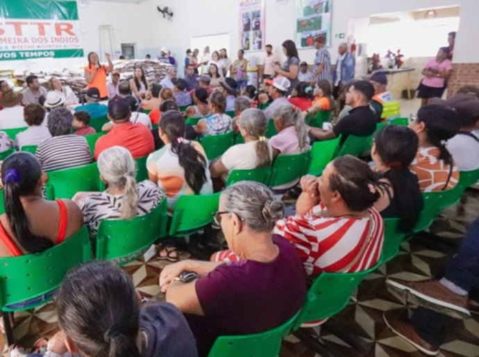 Prefeita Tia Júlia participa de entrega de sementes na sede do Sindicato dos Trabalhadores Rurais