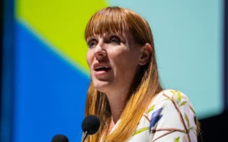 Vice-primeira-ministra do Reino Unido renuncia por erro no pagamento de imposto