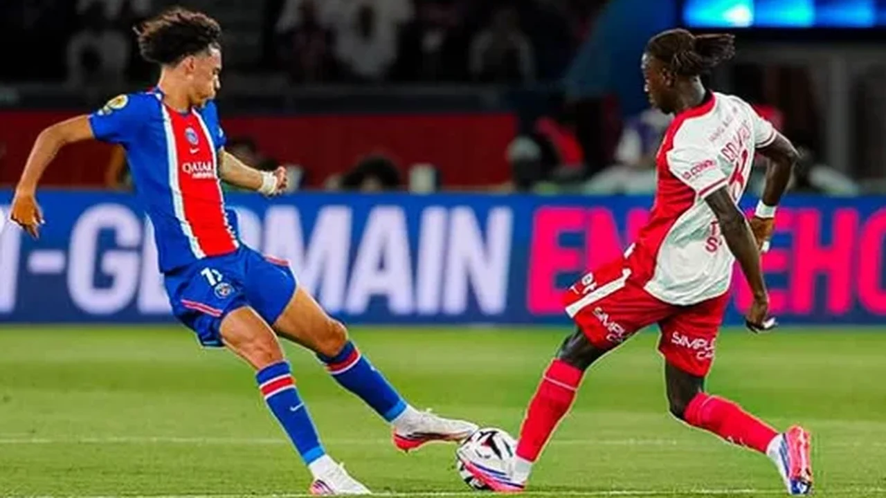 Filipe Luís vence PSG de Luis Enrique e mantém campanha perfeita com o Monaco