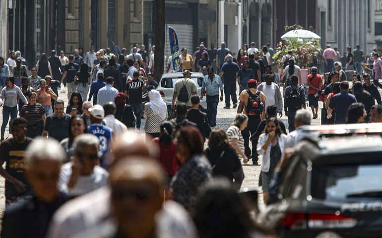 Mais de 8,6 milhões deixam pobreza; Brasil tem melhor nível desde 2012