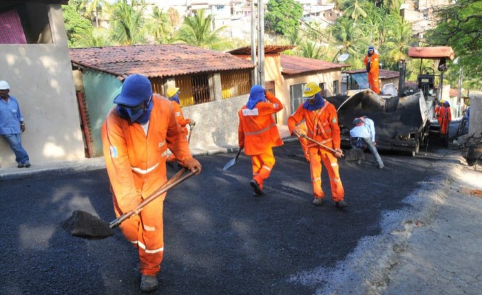 Trabalhadores que fazem limpeza urbana param atividades