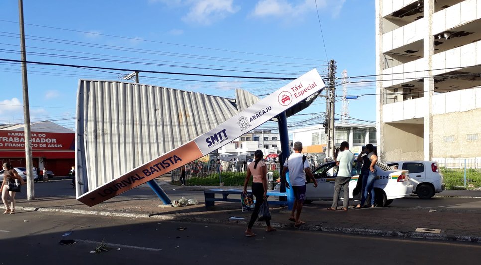 Caminhão derruba abrigo de táxi após colisão em Aracaju / Foto: Foto: SMTT/Aracaju