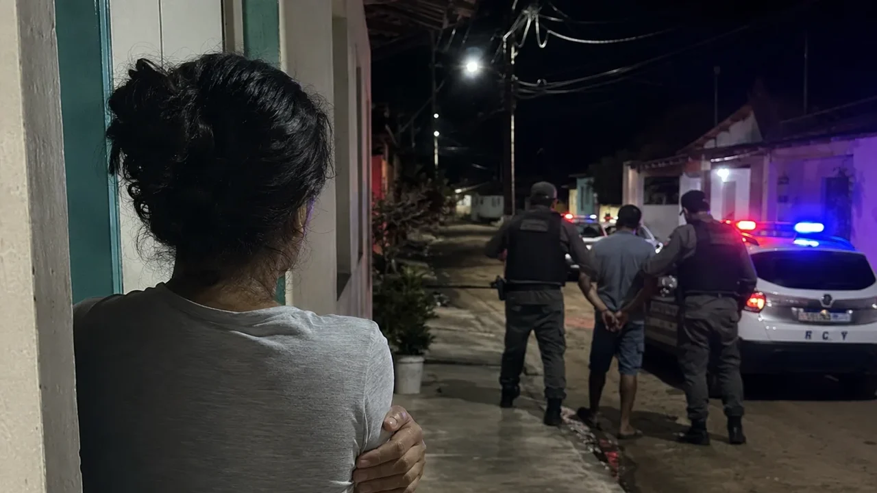 Homem é preso após agredir ex-companheira na frente dos filhos em Craíbas