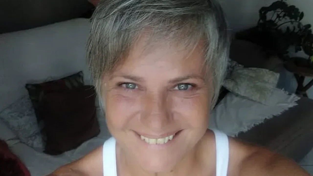 'Pitchula' dos Mamonas Assassinas assume cabelo grisalho e revela paixão interrompida por tragédia