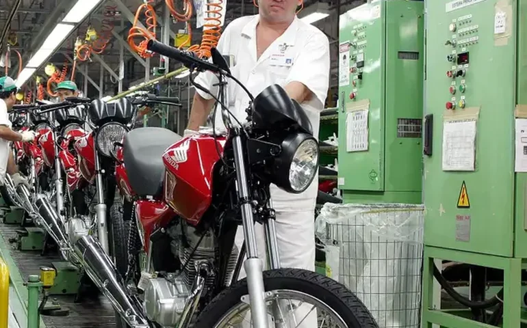 Lula estuda financiamento de motos para entregadores após lançar CNH mais barata